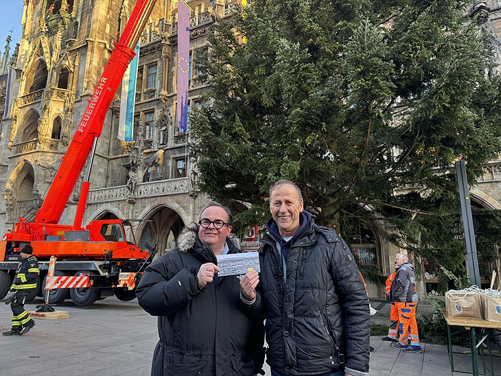 Münchens Wirtschafstreferent Clemens Baumgärtner und Antdorfs Bürgemeister Klaus Kostalek nach der Aufstellung der Tanne aus Antdorf auf dem Marienplatz (©Foto: Martin Schmitz) 